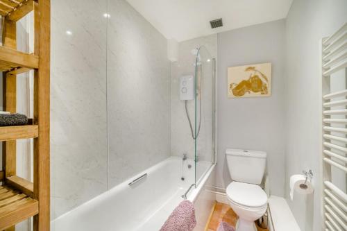 CharminsterにあるRuth'sの浴槽、トイレ、シャワー付きのバスルーム