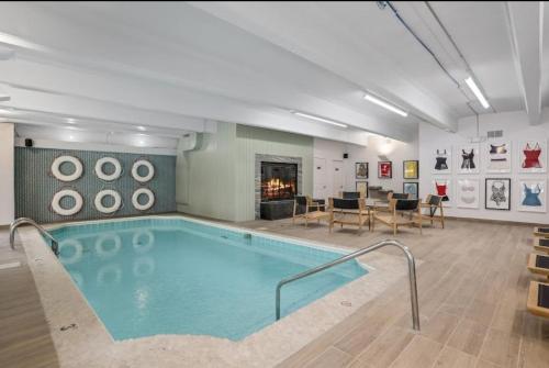 Bazén v ubytování Modern 1BR Porchlight retreat nebo v jeho okolí