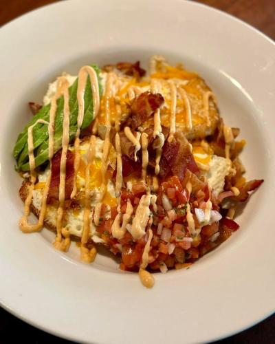 un plato blanco de comida con un montón de comida en Hawthorn Extended Stay by Wyndham Rome, en Rome