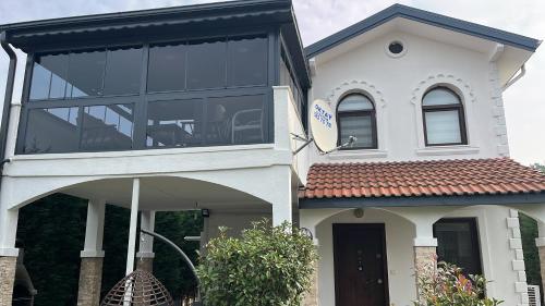 Afbeelding uit fotogalerij van Sapanca Villa 26-Isıtma Havuzlu in Sapanca
