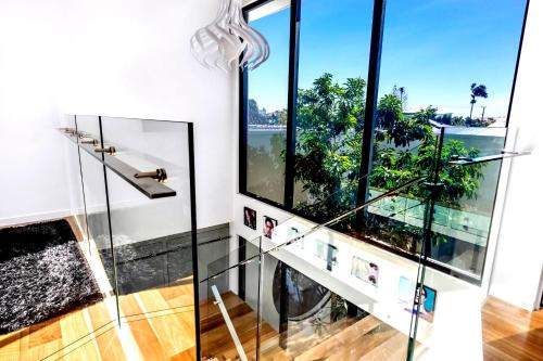 黄金海岸Bluewater Oasis的房间很大，窗户很大，楼梯可以欣赏到海景。