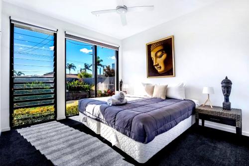 黄金海岸Bluewater Oasis的一间卧室，里面有一张床和一扇大窗户。