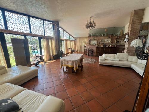 ein großes Wohnzimmer mit Sofas und einem Tisch in der Unterkunft Il Rifugio di Anna Maria in Chieti