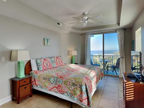 Ένα ή περισσότερα κρεβάτια σε δωμάτιο στο Beach House On The Dune by Tybee Vacation Rentals