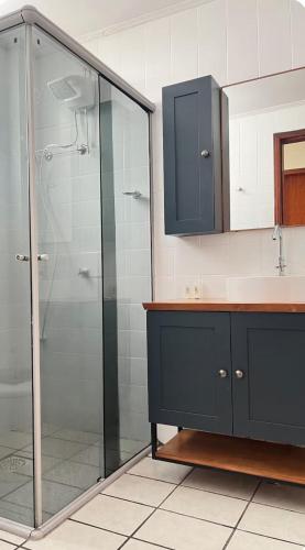 a bathroom with a shower and a sink at Apto aconchegante, central, prox ao carrefour in Santa Maria