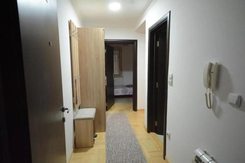 un couloir avec une porte et un téléphone sur un mur dans l'établissement Center 4U, à Vrnjačka Banja