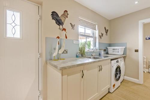 Werringtonにある3 Bed in Yeolmbridge 41848のシンクと洗濯機付きのキッチン