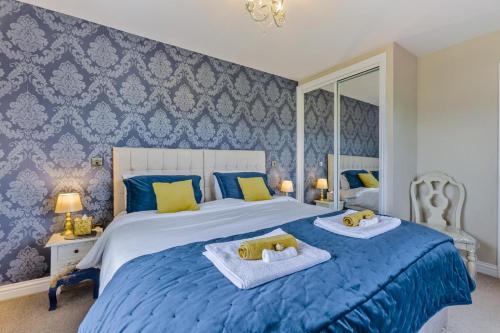 Werringtonにある3 Bed in Yeolmbridge 41848の青いベッドルーム(大型ベッド1台、黄色い枕付)