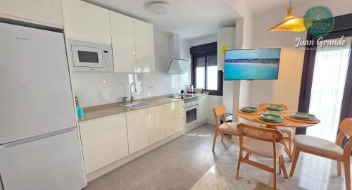 Una cocina o cocineta en Apartamentos Turísticos Juan Grande by Sanlúcar Housing