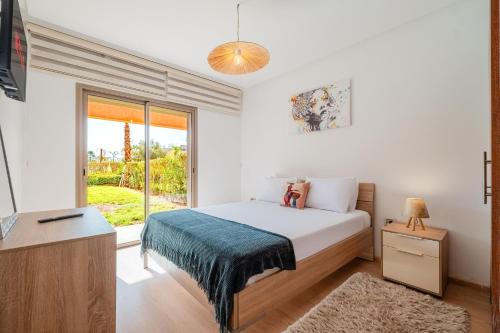 une chambre blanche avec un lit et une fenêtre dans l'établissement Appartement de prestige au golf, à Marrakech