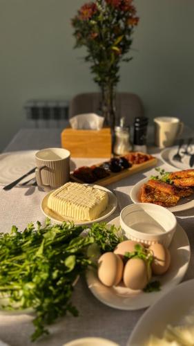 een tafel met borden met voedsel en groenten bij Hagvi Resort in Alaverdi