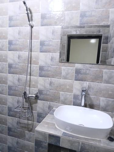 a bathroom with a sink and a mirror at Villa Standing Ngaparou in Ngaparou