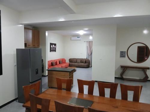 eine Küche und ein Esszimmer mit Tisch und Stühlen in der Unterkunft Villa Standing Ngaparou in Ngaparou