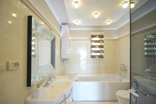 uma casa de banho com uma banheira, um WC e um lavatório. em Villa St.George em Petrovac na Moru