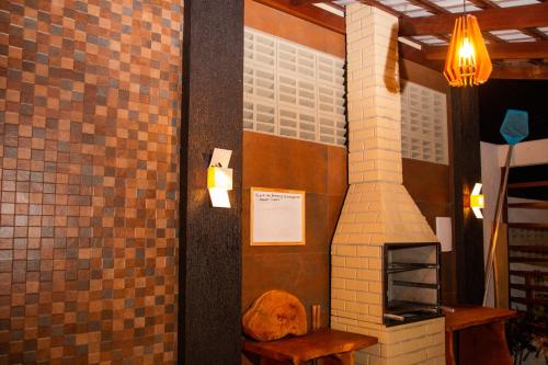 een kamer met een bakstenen muur en een open haard bij Mar e Lar in Maragogi