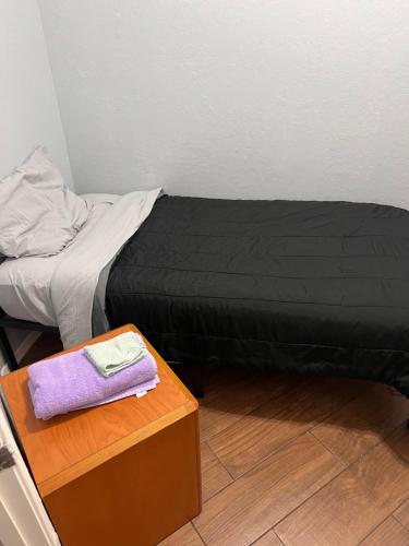 Ένα ή περισσότερα κρεβάτια σε δωμάτιο στο West Valley Tiny Room Bennet