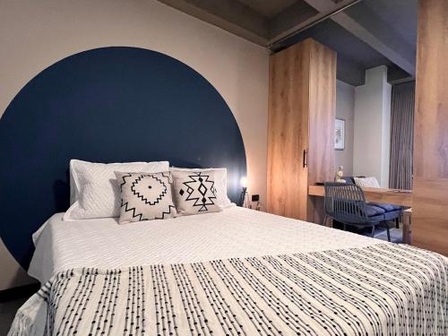 Ένα ή περισσότερα κρεβάτια σε δωμάτιο στο 104 Y 107 Estudio primer piso con escritorio