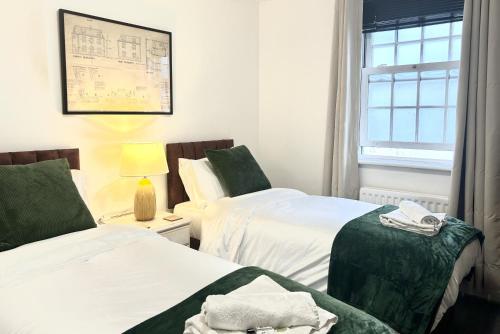 Postel nebo postele na pokoji v ubytování Guest and the City - Group Bookings