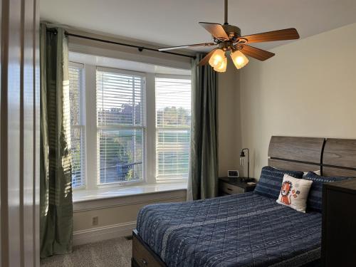 ein Schlafzimmer mit Bett und Deckenventilator in der Unterkunft Cozy home in Soulard in Saint Louis