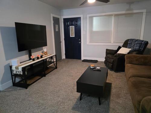 Μια τηλεόραση ή/και κέντρο ψυχαγωγίας στο Recently Remodeled 4 bedroom home in Topeka KS