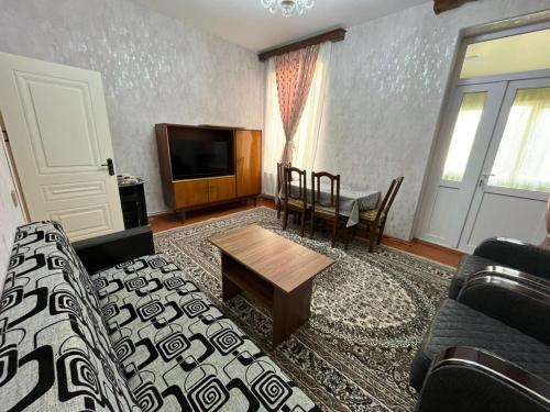 un salon avec un canapé et une table dans l'établissement Free Pick up service Airport Apartment, à Bina