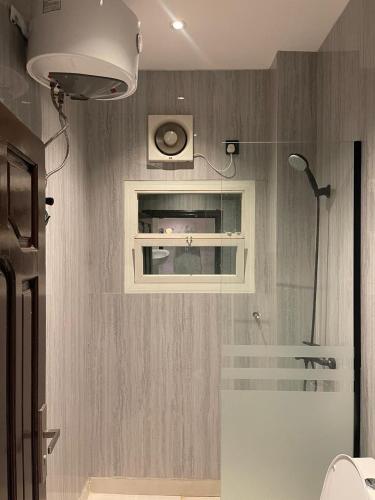 een badkamer met een douche, een raam en een wastafel bij المدينة المنورة in Al Madinah