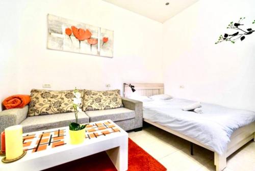 Postel nebo postele na pokoji v ubytování סטודיו חדש נשימה מחוף הים בוגרשוב