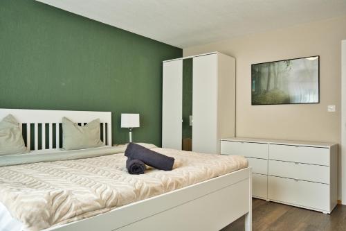 Ένα ή περισσότερα κρεβάτια σε δωμάτιο στο Apartment by Lake Brienz with lake view