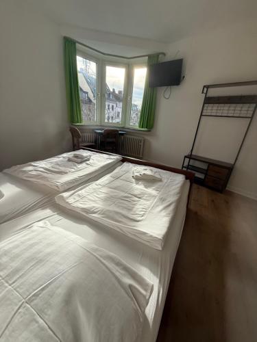 Postel nebo postele na pokoji v ubytování Hotel Haus Schwan Köln