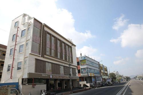 a building on the side of a city street at Hotel Keys Elite in Vijayawāda