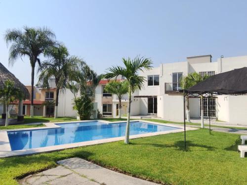 an image of a swimming pool in front of a building at Casas Diamante in Xochitepec