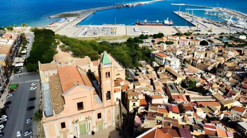 Vista aérea de una ciudad con una iglesia y un puerto en Appartamento in Centro Storico a Termini Imerese - Eden Holiday Home, en Termini Imerese