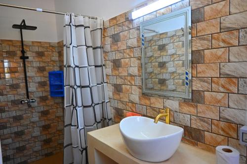 Firas Village في واتامو: حمام مع حوض ودش