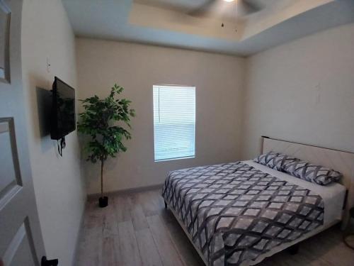 Ένα ή περισσότερα κρεβάτια σε δωμάτιο στο beautiful townhome in the brownsville area