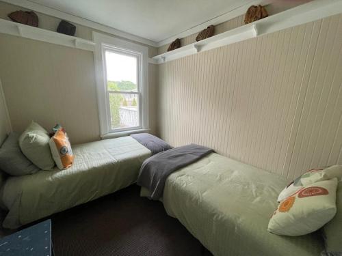 une chambre avec deux lits et une fenêtre dans l'établissement Eastside Abode - Local Living Weekly & Monthly Rentals Only Contact for Monthly Rates, à Grand Haven