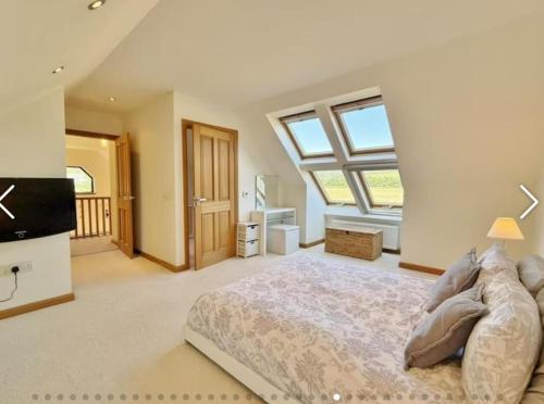 Postel nebo postele na pokoji v ubytování Sealladh Mor-Cottage in Lamlash, Arran