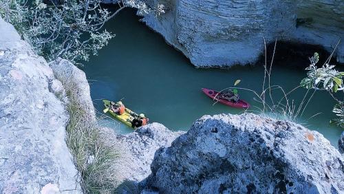 two kayaks in a body of water between two rocks at Villa Rosa in Acqualagna