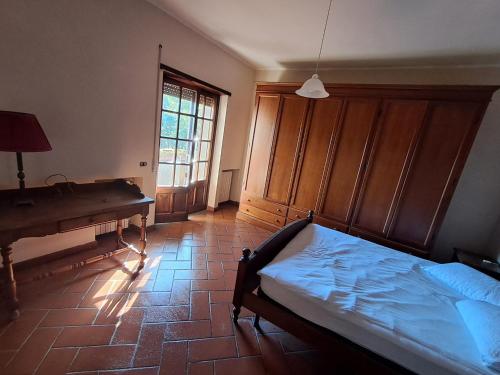 Un dormitorio con una cama y un piano. en Appartamento LP, en Sora