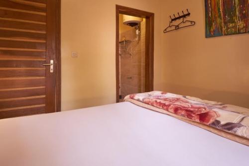 Ένα ή περισσότερα κρεβάτια σε δωμάτιο στο Tekrour- la case des hotes-Chambre privée avec piscine et terrasse