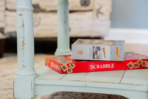 zwei Bücher auf einem Tisch in der Unterkunft Cozy Coastal Cottages of Dunedin 3 in Dunedin