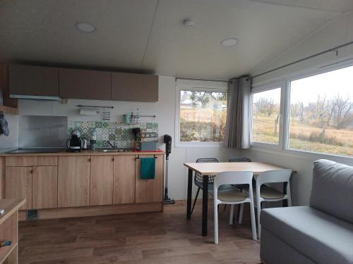 a kitchen and a table in a small room at Le panoramique in Saillagouse