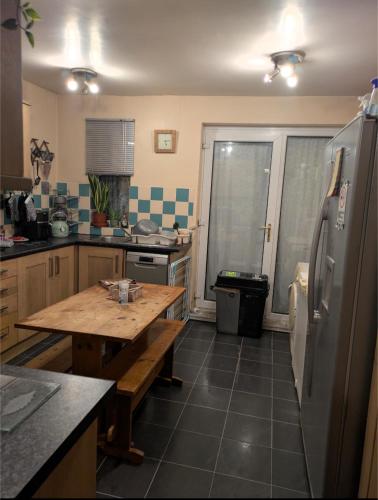 Kuchyň nebo kuchyňský kout v ubytování Leicester City Center Two single beds in one room Shared bathroom, lounge & kitchen