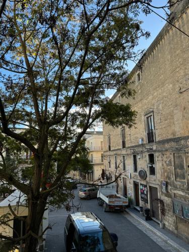 una strada con auto parcheggiate accanto a un edificio di B&B Maison Lunarè ad Altamura