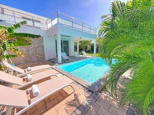eine Villa mit Swimmingpool und ein Haus in der Unterkunft Villa La Note Bleue in Cul de Sac