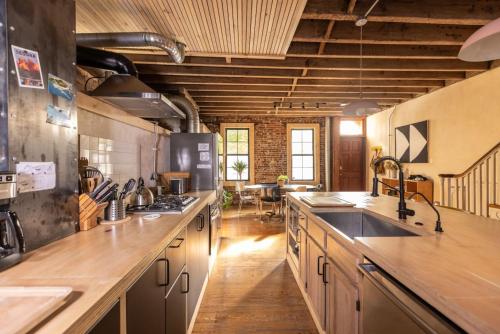 Kuchyň nebo kuchyňský kout v ubytování Design Row House in Fishtown Monthly Rentals