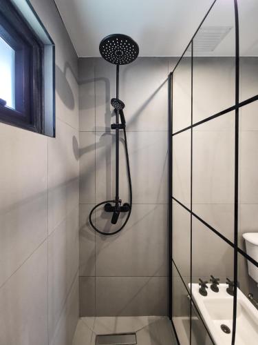 a bathroom with a shower and a sink at Utaka Cabañas y Apartamentos in Ushuaia