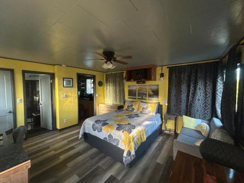 Ένα ή περισσότερα κρεβάτια σε δωμάτιο στο PNW Studio Getaway for Couples with Hot Tub