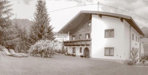 een zwart-witte foto van een gebouw bij das Alpenblick & Outdoor Lodge Nauders in Nauders