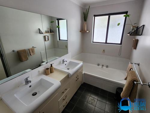 Koupelna v ubytování Falcon Patch Hollow Holiday Home