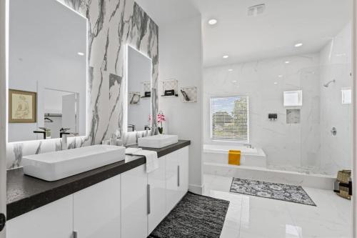 a white bathroom with two sinks and a tub at The Diamanti 3BD In the Heart of Dallas in Dallas